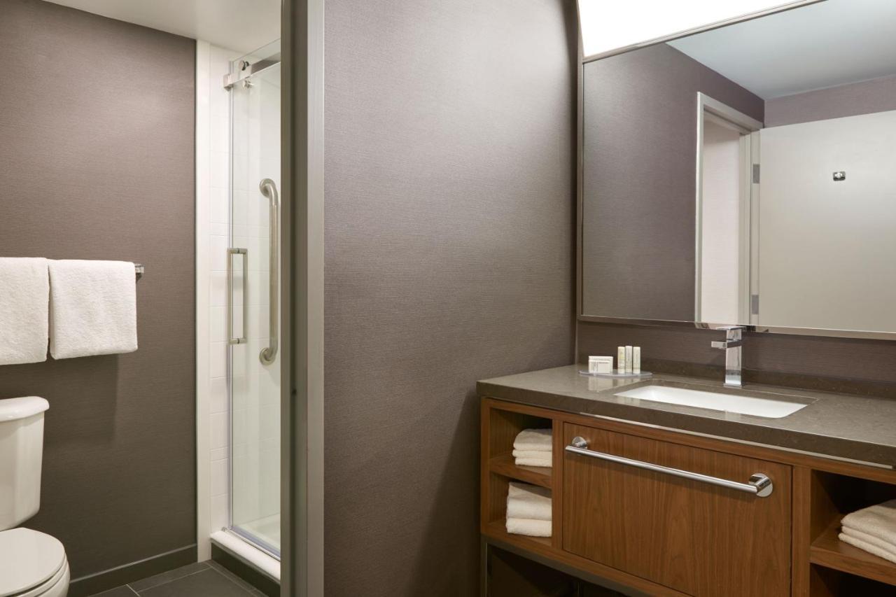 Courtyard By Marriott Toronto Mississauga/Meadowvale Hotel Exterior photo
