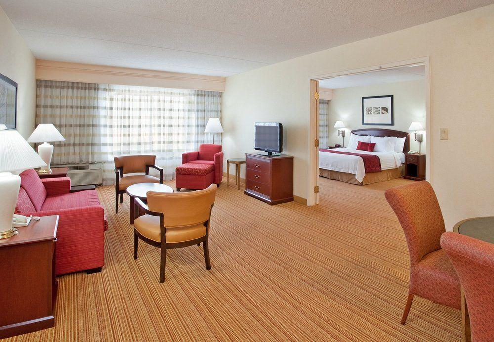 Courtyard By Marriott Toronto Mississauga/Meadowvale Hotel Exterior photo